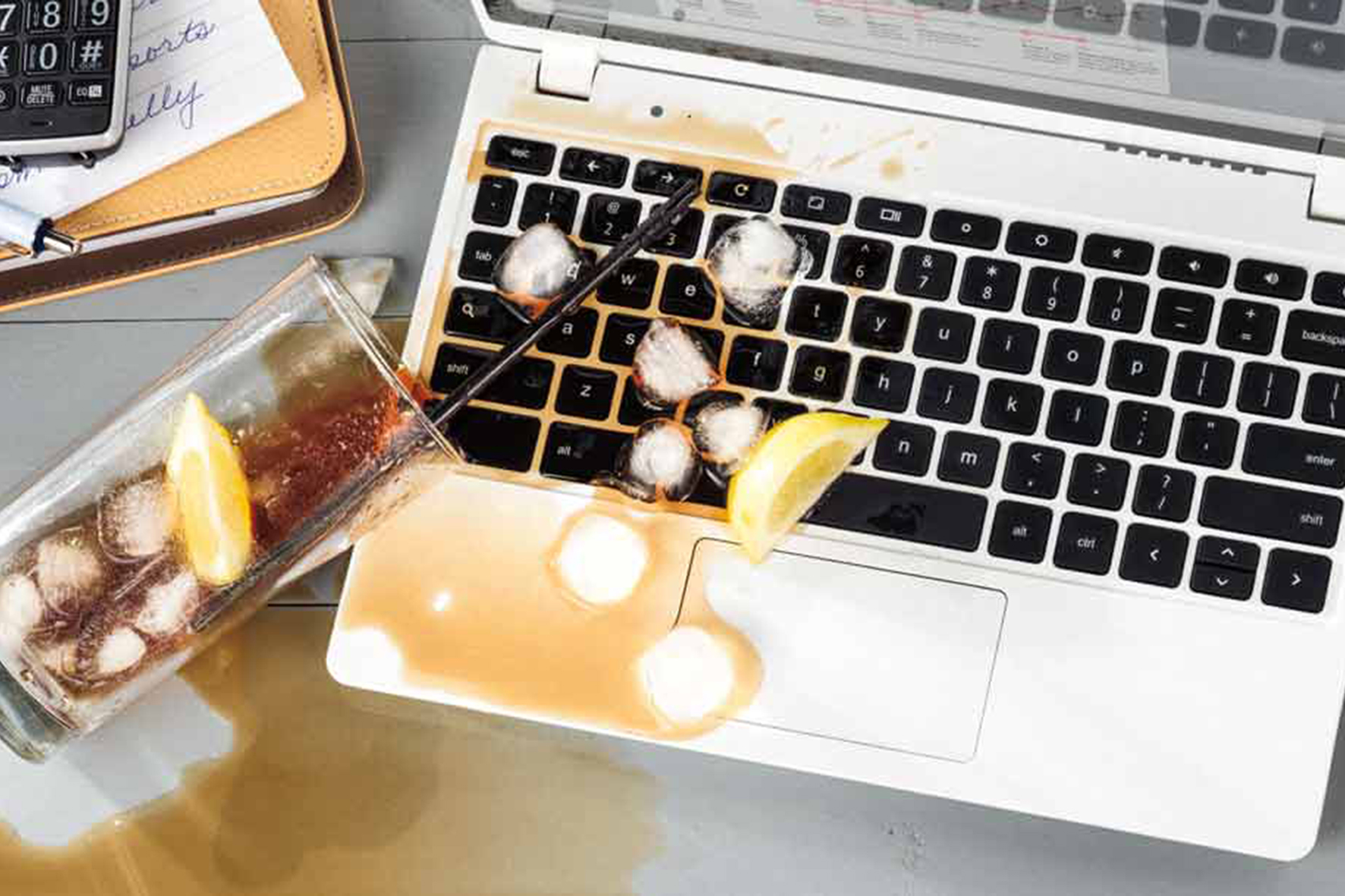 Пролил на клавиатуру. Залитый ноутбук. Залитие ноутбука жидкостью. Залитый ноутбук. Пролили воду на клавиатуру ноутбука.