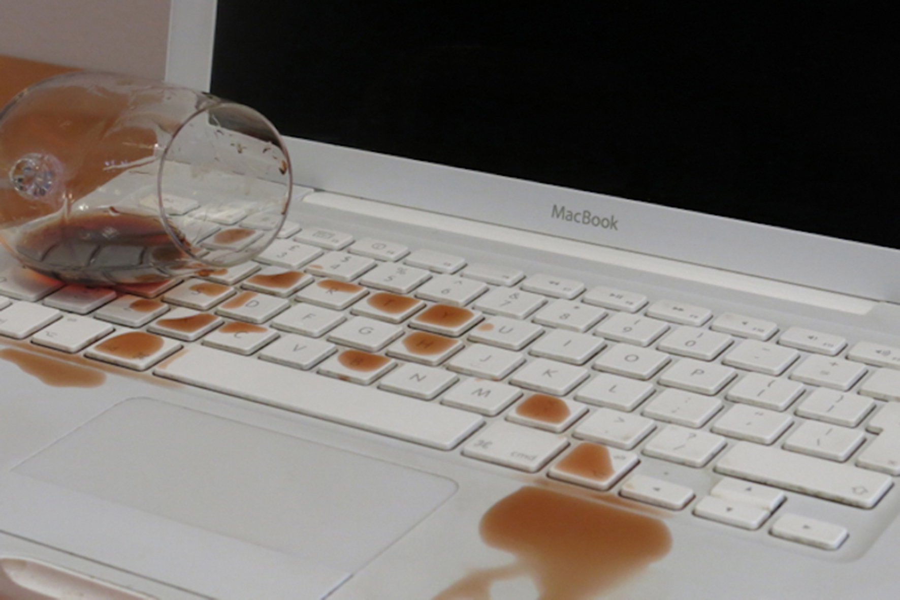 На клавиатуру попала вода что делать. Пролили жидкость на ноутбук. Пролил на клавиатуру. Пролили воду на ноутбук. Пролитая жидкость на клавиатуру ноутбука.